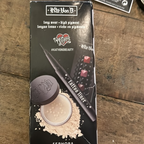 Kat Von D Lock-it setting powder Tattoo liner and lipstick kit - Picture 5 of 5